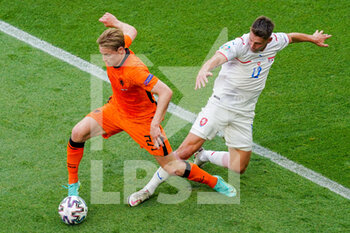 2021-06-27 - Frenkie de Jong of the Netherlands battles for possession with Lukas Masopust of Czech Republic during the UEFA Euro 2020, Round of 16 football match between Netherlands and Czech Republic on June 27, 2021 at Puskas Arena in Budapest, Hungary - Photo Andre Weening / Orange Pictures / DPPI - UEFA EURO 2020, ROUND OF 16 - NETHERLANDS VS CZECH REPUBLIC - UEFA EUROPEAN - SOCCER