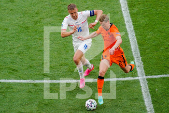 2021-06-27 - Tomas Soucek of Czech Republic battles for possession with Frenkie de Jong of the Netherlands during the UEFA Euro 2020, Round of 16 football match between Netherlands and Czech Republic on June 27, 2021 at Puskas Arena in Budapest, Hungary - Photo Andre Weening / Orange Pictures / DPPI - UEFA EURO 2020, ROUND OF 16 - NETHERLANDS VS CZECH REPUBLIC - UEFA EUROPEAN - SOCCER