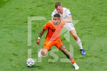 2021-06-27 - Tomas Kalas of Czech Republic battles for possession with Memphis Depay of the Netherlands during the UEFA Euro 2020, Round of 16 football match between Netherlands and Czech Republic on June 27, 2021 at Puskas Arena in Budapest, Hungary - Photo Andre Weening / Orange Pictures / DPPI - UEFA EURO 2020, ROUND OF 16 - NETHERLANDS VS CZECH REPUBLIC - UEFA EUROPEAN - SOCCER
