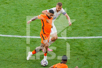 2021-06-27 - Memphis Depay of the Netherlands and Tomas Soucek of Czech Republic during the UEFA Euro 2020, Round of 16 football match between Netherlands and Czech Republic on June 27, 2021 at Puskas Arena in Budapest, Hungary - Photo Andre Weening / Orange Pictures / DPPI - UEFA EURO 2020, ROUND OF 16 - NETHERLANDS VS CZECH REPUBLIC - UEFA EUROPEAN - SOCCER