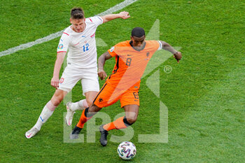 2021-06-27 - Lukas Masopust of Czech Republic battles for possession with Georginio Wijnaldum of the Netherlands during the UEFA Euro 2020, Round of 16 football match between Netherlands and Czech Republic on June 27, 2021 at Puskas Arena in Budapest, Hungary - Photo Andre Weening / Orange Pictures / DPPI - UEFA EURO 2020, ROUND OF 16 - NETHERLANDS VS CZECH REPUBLIC - UEFA EUROPEAN - SOCCER