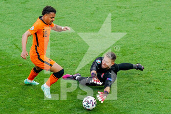 2021-06-27 - Donyell Malen of the Netherlands and Tomas Vaclik of Czech Republic during the UEFA Euro 2020, Round of 16 football match between Netherlands and Czech Republic on June 27, 2021 at Puskas Arena in Budapest, Hungary - Photo Andre Weening / Orange Pictures / DPPI - UEFA EURO 2020, ROUND OF 16 - NETHERLANDS VS CZECH REPUBLIC - UEFA EUROPEAN - SOCCER