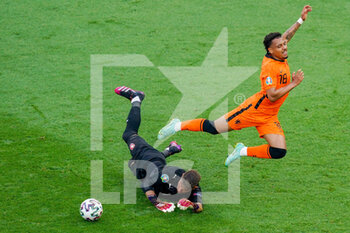 2021-06-27 - Donyell Malen of the Netherlands and Tomas Vaclik of Czech Republic during the UEFA Euro 2020, Round of 16 football match between Netherlands and Czech Republic on June 27, 2021 at Puskas Arena in Budapest, Hungary - Photo Andre Weening / Orange Pictures / DPPI - UEFA EURO 2020, ROUND OF 16 - NETHERLANDS VS CZECH REPUBLIC - UEFA EUROPEAN - SOCCER