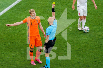 2021-06-27 - Referee Sergei Karasev with a yellow card for Matthijs de Ligt of the Netherlands, which was later changed into a direct red card during the UEFA Euro 2020, Round of 16 football match between Netherlands and Czech Republic on June 27, 2021 at Puskas Arena in Budapest, Hungary - Photo Andre Weening / Orange Pictures / DPPI - UEFA EURO 2020, ROUND OF 16 - NETHERLANDS VS CZECH REPUBLIC - UEFA EUROPEAN - SOCCER