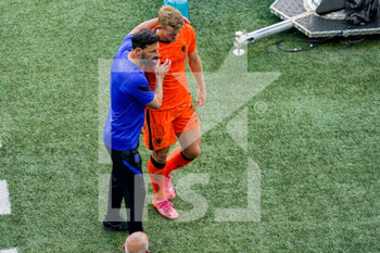 2021-06-27 - Matthijs de Ligt of the Netherlands disappointed after his red card, assistant coach Ruud van Nistelrooij of the Netherlands during the UEFA Euro 2020, Round of 16 football match between Netherlands and Czech Republic on June 27, 2021 at Puskas Arena in Budapest, Hungary - Photo Andre Weening / Orange Pictures / DPPI - UEFA EURO 2020, ROUND OF 16 - NETHERLANDS VS CZECH REPUBLIC - UEFA EUROPEAN - SOCCER