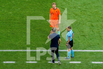 2021-06-27 - Frenkie de Jong of the Netherlands, coach Frank de Boer of the Netherlands and fourth official Stephanie Frappart during the UEFA Euro 2020, Round of 16 football match between Netherlands and Czech Republic on June 27, 2021 at Puskas Arena in Budapest, Hungary - Photo Andre Weening / Orange Pictures / DPPI - UEFA EURO 2020, ROUND OF 16 - NETHERLANDS VS CZECH REPUBLIC - UEFA EUROPEAN - SOCCER