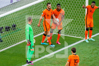 2021-06-27 - Goalkeeper Maarten Stekelenburg, Stefan de Vrij, Denzel Dumfries and Patrick van Aanholt of the Netherlands disappointed after the goal of Tomas Holes of Czech Republic during the UEFA Euro 2020, Round of 16 football match between Netherlands and Czech Republic on June 27, 2021 at Puskas Arena in Budapest, Hungary - Photo Andre Weening / Orange Pictures / DPPI - UEFA EURO 2020, ROUND OF 16 - NETHERLANDS VS CZECH REPUBLIC - UEFA EUROPEAN - SOCCER