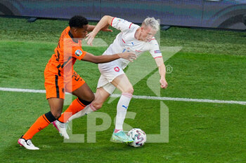 2021-06-27 - Jurrien Timber of the Netherlands battles for possession with Michael Krmencik of Czech Republic during the UEFA Euro 2020, Round of 16 football match between Netherlands and Czech Republic on June 27, 2021 at Puskas Arena in Budapest, Hungary - Photo Andre Weening / Orange Pictures / DPPI - UEFA EURO 2020, ROUND OF 16 - NETHERLANDS VS CZECH REPUBLIC - UEFA EUROPEAN - SOCCER