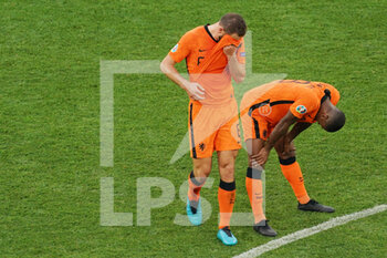 2021-06-27 - Stefan de Vrij of the Netherlands and Georginio Wijnaldum of the Netherlands disappointed during the UEFA Euro 2020, Round of 16 football match between Netherlands and Czech Republic on June 27, 2021 at Puskas Arena in Budapest, Hungary - Photo Andre Weening / Orange Pictures / DPPI - UEFA EURO 2020, ROUND OF 16 - NETHERLANDS VS CZECH REPUBLIC - UEFA EUROPEAN - SOCCER