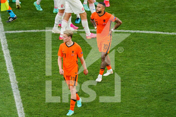 2021-06-27 - Frenkie de Jong of the Netherlands and Memphis Depay of the Netherlands disappointed during the UEFA Euro 2020, Round of 16 football match between Netherlands and Czech Republic on June 27, 2021 at Puskas Arena in Budapest, Hungary - Photo Andre Weening / Orange Pictures / DPPI - UEFA EURO 2020, ROUND OF 16 - NETHERLANDS VS CZECH REPUBLIC - UEFA EUROPEAN - SOCCER