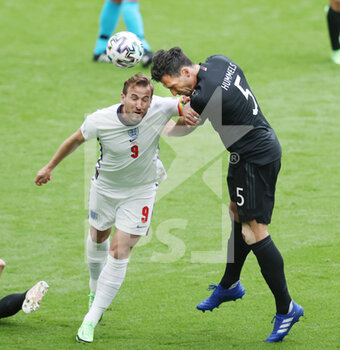 2021-06-29 - Harry Kane of England and Mats Hummels of Germany during the UEFA Euro 2020, round of 16 football match between England and Germany on June 29, 2021 at Wembley stadium in London, England - Photo Jurgen Fromme / firo Sportphoto / DPPI - UEFA EURO 2020, ROUND OF 16 - ENGLAND VS GERMANY - UEFA EUROPEAN - SOCCER