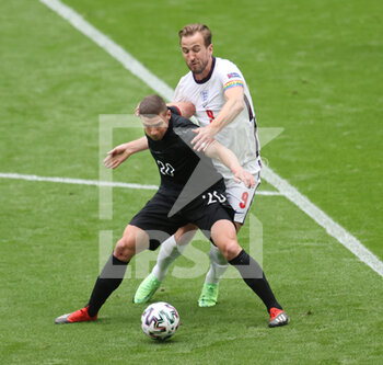 2021-06-29 - Robin Gosens of Germany and Harry Kane of England during the UEFA Euro 2020, round of 16 football match between England and Germany on June 29, 2021 at Wembley stadium in London, England - Photo Jurgen Fromme / firo Sportphoto / DPPI - UEFA EURO 2020, ROUND OF 16 - ENGLAND VS GERMANY - UEFA EUROPEAN - SOCCER