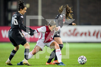 2020-12-10 - Lina Magull (c) of Bayern Munich and Vanity Lewerissa of Ajax during the UEFA Women's Champions League football match between Ajax and Bayern Munich on December 10, 2020 at De Toekomst in Amsterdam, Netherlands - Photo Gerrit van Keulen / Orange Pictures / DPPI - AJAX VS BAYERN MUNICH - UEFA CHAMPIONS LEAGUE WOMEN - SOCCER