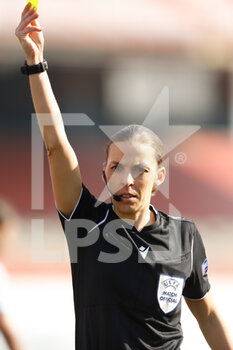 2021-03-10 - Arbitro Stephanie Frappart (FRA) estrae un cartellino giallo - ATLETICO MADRID VS CHELSEA - UEFA CHAMPIONS LEAGUE WOMEN - SOCCER