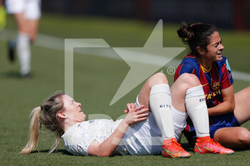 2021-03-24 - Lauren Hemp (Manchester City) e Marta Torrejon (FC Barcelona) a terra dopo scontro di gioco - BARCELONA WOMEN VS MANCHESTER CITY - UEFA CHAMPIONS LEAGUE WOMEN - SOCCER