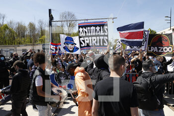 2021-04-25 - The supporters of the PSG welcomes the team before the UEFA Women's Champions League, semi-final, 1st leg football match between Paris Saint-Germain and FC Barcelona on April 25, 2021 at Georges Lefevre stadium in Saint-Germain-en-Laye, France - Photo Loic Baratoux / DPPI - PARIS SAINT-GERMAIN VS FC BARCELONA - UEFA CHAMPIONS LEAGUE WOMEN - SOCCER