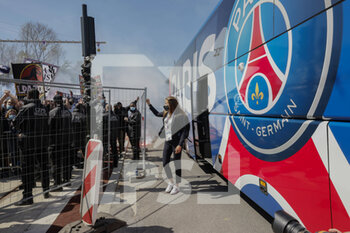 2021-04-25 - The supporters of the PSG welcomes the team before the UEFA Women's Champions League, semi-final, 1st leg football match between Paris Saint-Germain and FC Barcelona on April 25, 2021 at Georges Lefevre stadium in Saint-Germain-en-Laye, France - Photo Loic Baratoux / DPPI - PARIS SAINT-GERMAIN VS FC BARCELONA - UEFA CHAMPIONS LEAGUE WOMEN - SOCCER