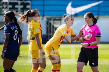 2021-04-25 - Lieke Martens of FC Barcelona and Jennifer Hermoso of FC Barcelona reacts at the referee during the UEFA Women's Champions League, semi-final, 1st leg football match between Paris Saint-Germain and FC Barcelona on April 25, 2021 at Georges Lefevre stadium in Saint-Germain-en-Laye, France - Photo Antoine Massinon / A2M Sport Consulting / DPPI - PARIS SAINT-GERMAIN VS FC BARCELONA - UEFA CHAMPIONS LEAGUE WOMEN - SOCCER