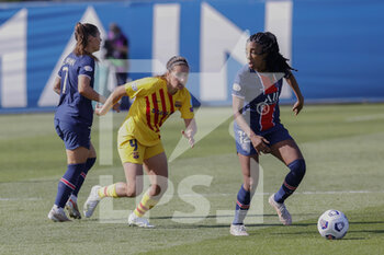 2021-04-25 - Mariona Caldentey of FC Barcelona and Ashley Elizabeth Lawrence of PSG during the UEFA Women's Champions League, semi-final, 1st leg football match between Paris Saint-Germain and FC Barcelona on April 25, 2021 at Georges Lefevre stadium in Saint-Germain-en-Laye, France - Photo Loic Baratoux / DPPI - PARIS SAINT-GERMAIN VS FC BARCELONA - UEFA CHAMPIONS LEAGUE WOMEN - SOCCER