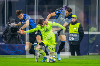 2019-11-26 - Luka Ivanusec (Dinamo Zagabria) contrastato da Marten de Roon (Atalanta) e Rafael Toloi (Atalanta) - FASE A GIRONI - GIORNATA 5 - ATALANTA VS DINAMO ZAGREB - UEFA CHAMPIONS LEAGUE - SOCCER