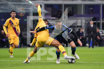 2019-12-10 - Lautaro Martinez (Inter) contrastato da Jean-Clair Todibo (Barcellona) - FASE A GIRONI - GIORNATA 6 - INTER VS BARCELLONA  - UEFA CHAMPIONS LEAGUE - SOCCER