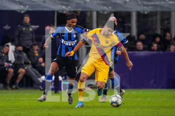 2019-12-10 - Valentino Lazaro (Inter) e Luis Suarez (Barcellona) - FASE A GIRONI - GIORNATA 6 - INTER VS BARCELLONA  - UEFA CHAMPIONS LEAGUE - SOCCER