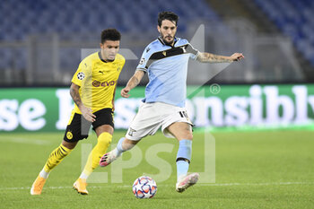 2020-10-20 - ROME, ITALY - October 20 : Jadon Sancho (L) of Borussia Dortmund in action against Luis Alberto (R) of SS Lazio during the UEFA Champions League group f  soccer match between SS Lazio and Borussia Dortmund Stadio Olimpico on October 20,2020 in Rome Italy - SS LAZIO VS BORUSSIA DORTMUND - UEFA CHAMPIONS LEAGUE - SOCCER