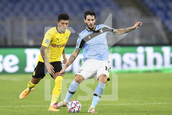 2020-10-20 - ROME, ITALY - October 20 : Jadon Sancho (L) of Borussia Dortmund in action against Luis Alberto (R) of SS Lazio during the UEFA Champions League group f  soccer match between SS Lazio and Borussia Dortmund Stadio Olimpico on October 20,2020 in Rome Italy - SS LAZIO VS BORUSSIA DORTMUND - UEFA CHAMPIONS LEAGUE - SOCCER