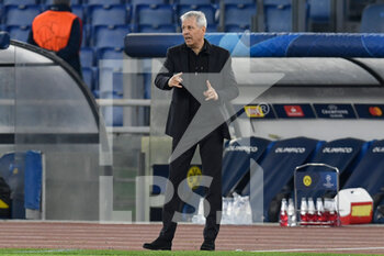 2020-10-20 -  ROME, ITALY - October 20 : Lucien Favre Coach of Borussia Dortmund gives tactics during the UEFA Champions League group f soccer match between SS Lazio an Borussia Dortmund at Stadio Olimpico October 20,2020 in Rome Italy - SS LAZIO VS BORUSSIA DORTMUND - UEFA CHAMPIONS LEAGUE - SOCCER