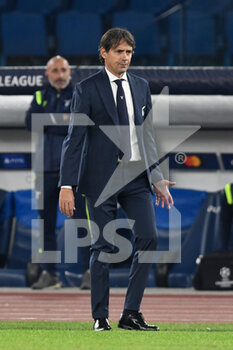 2020-10-20 - ROME, ITALY - October 20 : Simone Inzaghi Coach of SS Lazio gives tactics to is team during the UEFA Champions League group f soccer match between SS Lazio an Borussia Dortmund at Stadio Olimpico October 20,2020 in Rome Italy - SS LAZIO VS BORUSSIA DORTMUND - UEFA CHAMPIONS LEAGUE - SOCCER