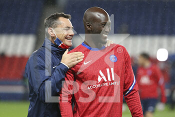 2020-10-20 - Assistant coach of PSG Arno Michels, Danilo Pereira of PSG during the warm up before the UEFA Champions League, Group Stage, Group H football match between Paris Saint-Germain (PSG) and Manchester United (Man U) on October 20, 2020 at Parc des Princes stadium in Paris, France - Photo Jean Catuffe / DPPI - PARIS SAINT-GERMAIN (PSG) VS MANCHESTER UNITED (MAN U) - UEFA CHAMPIONS LEAGUE - SOCCER