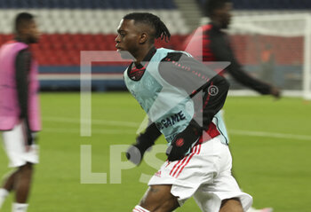 2020-10-20 - Aaron Wan-Bissaka of Manchester United during the warm up before the UEFA Champions League, Group Stage, Group H football match between Paris Saint-Germain (PSG) and Manchester United (Man U) on October 20, 2020 at Parc des Princes stadium in Paris, France - Photo Jean Catuffe / DPPI - PARIS SAINT-GERMAIN (PSG) VS MANCHESTER UNITED (MAN U) - UEFA CHAMPIONS LEAGUE - SOCCER