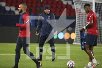 2020-10-20 - Assistant coach of PSG Zsolt Low during the warm up before the UEFA Champions League, Group Stage, Group H football match between Paris Saint-Germain (PSG) and Manchester United (Man U) on October 20, 2020 at Parc des Princes stadium in Paris, France - Photo Jean Catuffe / DPPI - PARIS SAINT-GERMAIN (PSG) VS MANCHESTER UNITED (MAN U) - UEFA CHAMPIONS LEAGUE - SOCCER