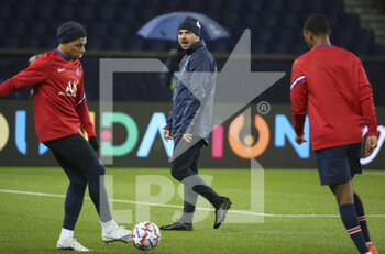 2020-10-20 - Assistant coach of PSG Zsolt Low during the warm up before the UEFA Champions League, Group Stage, Group H football match between Paris Saint-Germain (PSG) and Manchester United (Man U) on October 20, 2020 at Parc des Princes stadium in Paris, France - Photo Jean Catuffe / DPPI - PARIS SAINT-GERMAIN (PSG) VS MANCHESTER UNITED (MAN U) - UEFA CHAMPIONS LEAGUE - SOCCER