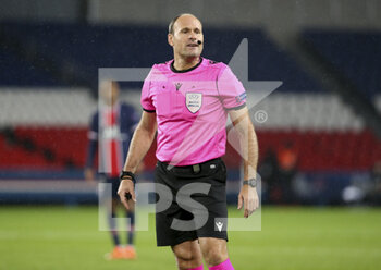 2020-10-20 - Referee Antonio Mateu Lahoz of Spain during the UEFA Champions League, Group Stage, Group H football match between Paris Saint-Germain (PSG) and Manchester United (Man U) on October 20, 2020 at Parc des Princes stadium in Paris, France - Photo Jean Catuffe / DPPI - PARIS SAINT-GERMAIN (PSG) VS MANCHESTER UNITED (MAN U) - UEFA CHAMPIONS LEAGUE - SOCCER