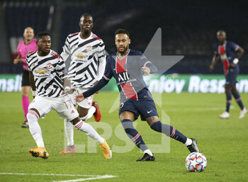 2020-10-20 - Neymar Jr of PSG, Fred aka Frederico Rodrigues of Manchester United (left) United during the UEFA Champions League, Group Stage, Group H football match between Paris Saint-Germain (PSG) and Manchester United (Man U) on October 20, 2020 at Parc des Princes stadium in Paris, France - Photo Jean Catuffe / DPPI - PARIS SAINT-GERMAIN (PSG) VS MANCHESTER UNITED (MAN U) - UEFA CHAMPIONS LEAGUE - SOCCER