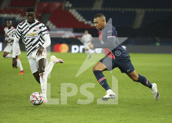 2020-10-20 - Kylian Mbappe of PSG, Axel Tuanzebe of Manchester United (left) during the UEFA Champions League, Group Stage, Group H football match between Paris Saint-Germain (PSG) and Manchester United (Man U) on October 20, 2020 at Parc des Princes stadium in Paris, France - Photo Jean Catuffe / DPPI - PARIS SAINT-GERMAIN (PSG) VS MANCHESTER UNITED (MAN U) - UEFA CHAMPIONS LEAGUE - SOCCER