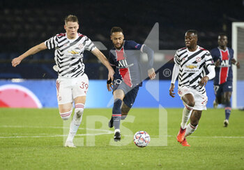 2020-10-20 - Neymar Jr of PSG between Scott McTominay and Aaron Wan-Bissaka of Manchester United during the UEFA Champions League, Group Stage, Group H football match between Paris Saint-Germain (PSG) and Manchester United (Man U) on October 20, 2020 at Parc des Princes stadium in Paris, France - Photo Jean Catuffe / DPPI - PARIS SAINT-GERMAIN (PSG) VS MANCHESTER UNITED (MAN U) - UEFA CHAMPIONS LEAGUE - SOCCER
