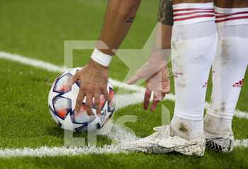 2020-10-20 - Bruno Fernandes of Manchester United and the Adidas Ballon matchball during the UEFA Champions League, Group Stage, Group H football match between Paris Saint-Germain (PSG) and Manchester United (Man U) on October 20, 2020 at Parc des Princes stadium in Paris, France - Photo Jean Catuffe / DPPI - PARIS SAINT-GERMAIN (PSG) VS MANCHESTER UNITED (MAN U) - UEFA CHAMPIONS LEAGUE - SOCCER