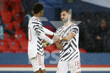 2020-10-20 - Bruno Fernandes of Manchester United congratulates Marcus Rashford (left) for his goal and gives him the captain's armband during the UEFA Champions League, Group Stage, Group H football match between Paris Saint-Germain (PSG) and Manchester United (Man U) on October 20, 2020 at Parc des Princes stadium in Paris, France - Photo Jean Catuffe / DPPI - PARIS SAINT-GERMAIN (PSG) VS MANCHESTER UNITED (MAN U) - UEFA CHAMPIONS LEAGUE - SOCCER
