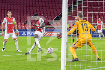 2020-10-21 - Quincy Promes of Ajax, goalkeeper Adrian San Miguel del Castillo of Liverpool FC during the UEFA Champions League, Group Stage, Group D football match between Ajax and Liverpool on October 21, 2020 at Johan Cruijff ArenA in Amsterdam, Netherlands - Photo Gerrit van Keulen / Orange Pictures / DPPI -  AJAX VS LIVERPOOL - UEFA CHAMPIONS LEAGUE - SOCCER