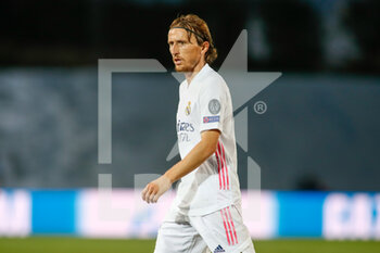 2020-10-21 - Luka Modric of Real Madrid looks on during the UEFA Champions League, Group Stage, Group B football match between Real Madrid and Shakhtar Donetsk on October 21, 2020 at Alfredo Di Stefano stadium in Madrid, Spain - Photo Oscar J Barroso / Spain DPPI / DPPI - REAL MADRID VS SHAKHTAR DONETSK - UEFA CHAMPIONS LEAGUE - SOCCER