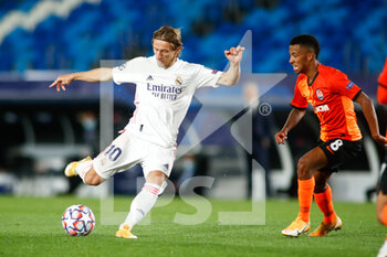 2020-10-21 - Luka Modric of Real Madrid shoot for goal during the UEFA Champions League, Group Stage, Group B football match between Real Madrid and Shakhtar Donetsk on October 21, 2020 at Alfredo Di Stefano stadium in Madrid, Spain - Photo Oscar J Barroso / Spain DPPI / DPPI - REAL MADRID VS SHAKHTAR DONETSK - UEFA CHAMPIONS LEAGUE - SOCCER