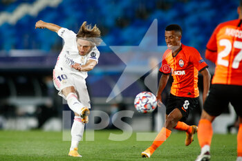 2020-10-21 - Luka Modric of Real Madrid shoot for goal during the UEFA Champions League, Group Stage, Group B football match between Real Madrid and Shakhtar Donetsk on October 21, 2020 at Alfredo Di Stefano stadium in Madrid, Spain - Photo Oscar J Barroso / Spain DPPI / DPPI - REAL MADRID VS SHAKHTAR DONETSK - UEFA CHAMPIONS LEAGUE - SOCCER