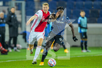 2020-10-27 - Perr Schuurs of Ajax, Duvan Zapata of Atalanta during the UEFA Champions League, Group Stage, Group D football match between Atalanta BC and AFC Ajax on October 27, 2020 at Gewiss Stadium in Bergamo, Italy - Photo Gerrit van Keulen / Orange Pictures / DPPI - ATALANTA BC AND AFC AJAX - UEFA CHAMPIONS LEAGUE - SOCCER