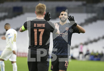 2020-10-27 - Kevin de Bruyne of Manchester City celebrates his goal with Riyad Mahrez during the UEFA Champions League, Group Stage, Group C football match between Olympique de Marseille and Manchester City on October 27, 2020 at Orange Velodrome stadium in Marseille, France - Photo Jean Catuffe / DPPI - OLYMPIQUE DE MARSEILLE VS MANCHESTER CITY - UEFA CHAMPIONS LEAGUE - SOCCER