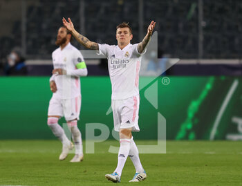 2020-10-27 - Toni Kroos of Real Madrid during the UEFA Champions League, Group Stage, Group B football match between VfL Borussia Monchengladbach and Real Madrid on October 27, 2020 at Borussia-Park in Monchengladbach, Germany - Photo Jurgen Fromme / firo Sportphoto / DPPI - VFL BORUSSIA MONCHENGLADBACH VS REAL MADRID - UEFA CHAMPIONS LEAGUE - SOCCER