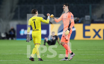 2020-10-27 - Yann Sommer of Monchengladbach and Thibaut Courtois of Real Madrid after the UEFA Champions League, Group Stage, Group B football match between VfL Borussia Monchengladbach and Real Madrid on October 27, 2020 at Borussia-Park in Monchengladbach, Germany - Photo Jurgen Fromme / firo Sportphoto / DPPI - VFL BORUSSIA MONCHENGLADBACH VS REAL MADRID - UEFA CHAMPIONS LEAGUE - SOCCER