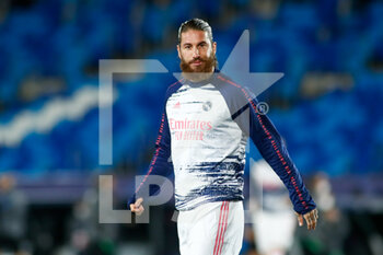 2020-11-03 - Sergio Ramos of Real Madrid warms up before the UEFA Champions League, Group Stage, Group B football match between Real Madrid CF and FC Internazionale on November 3, 2020 at Alfredo Di Stefano stadium in Valdebebas near Madrid, Spain - Photo Oscar J Barroso / Spain DPPI / DPPI - REAL MADRID CF VS FC INTERNAZIONALE - UEFA CHAMPIONS LEAGUE - SOCCER