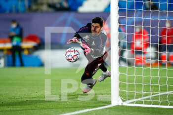 2020-11-03 - Thibaut Courtois of Real Madrid warms up before the UEFA Champions League, Group Stage, Group B football match between Real Madrid CF and FC Internazionale on November 3, 2020 at Alfredo Di Stefano stadium in Valdebebas near Madrid, Spain - Photo Oscar J Barroso / Spain DPPI / DPPI - REAL MADRID CF VS FC INTERNAZIONALE - UEFA CHAMPIONS LEAGUE - SOCCER